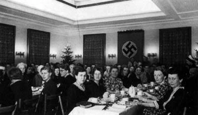 Weihnachtsfeier der NS-Frauenschaft in der Düneberger Kantine 1940