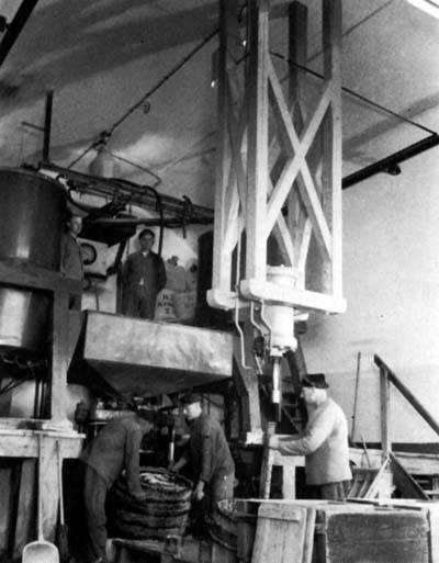 Pulverrohmassebetrieb Pressestovorrichtung um 1939